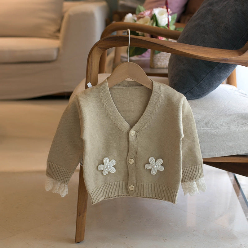 花の装飾が可愛い女の子用カーディガン

