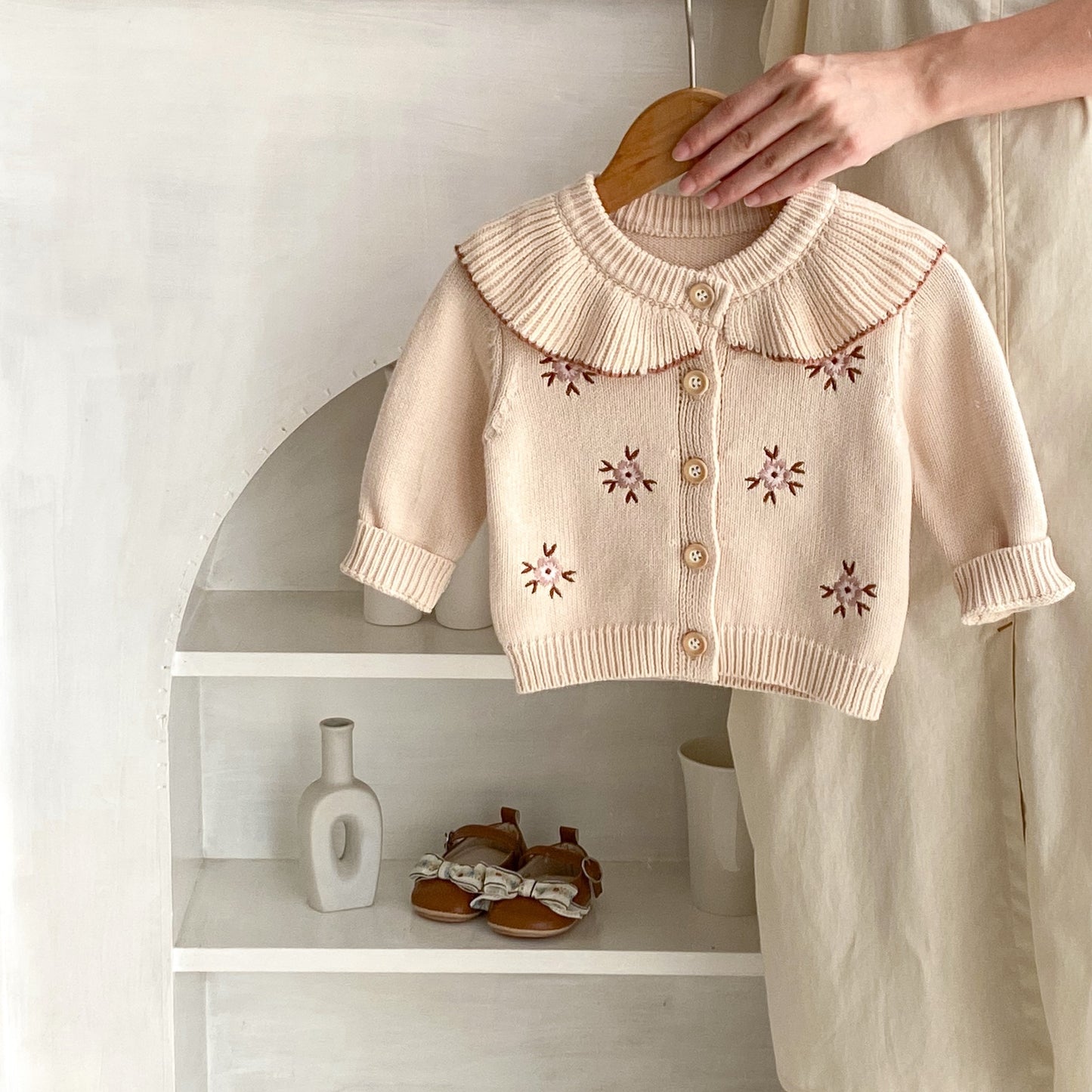 春用ベビー刺繍入りコットンニットカーディガン 着用イメージ
