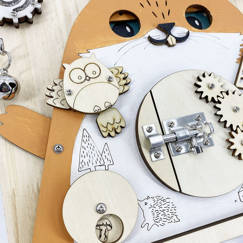 歯車とボタン遊びができる木製おもちゃ
