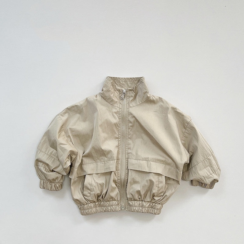 春秋のお出かけに使える軽量アウター着用イメージ
