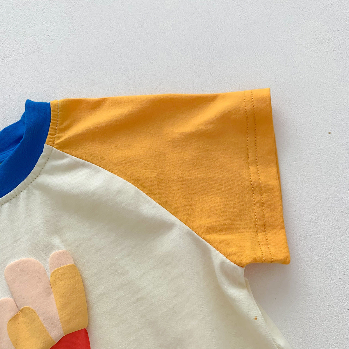 カラフルな袖とポテトプリントのデザインを強調した近接ショット
