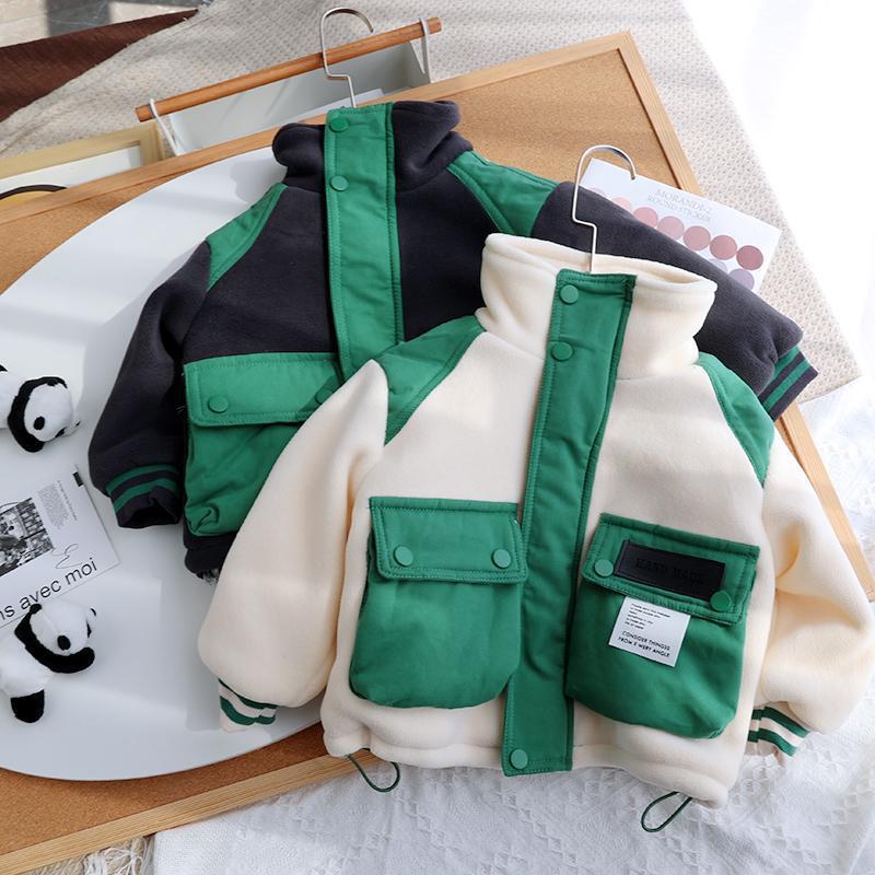 配色デザインの子ども用厚手フリースジャケットを平置きした画像
