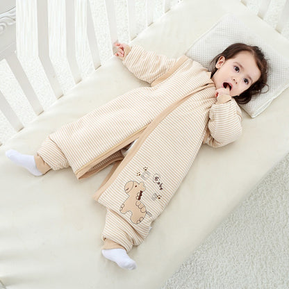 鹿プリント中綿カバーオール着用の赤ちゃんのあお向けねんねシーン
