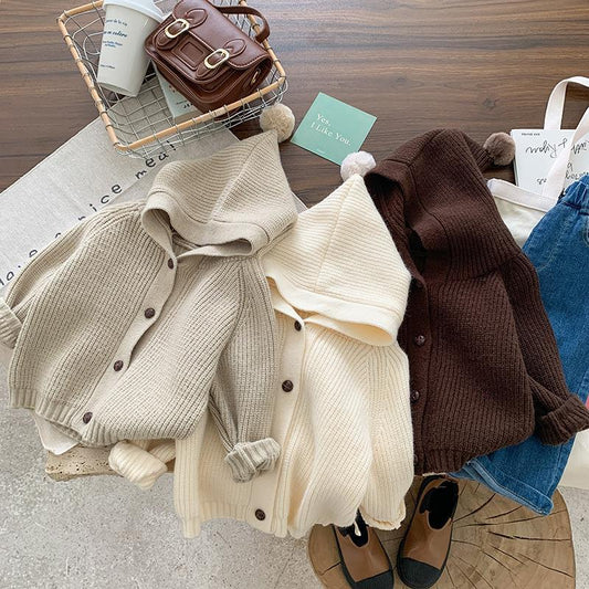 ベージュとブラウンなど6色の子ども用フード付き無地カーディガンを並べた画像
