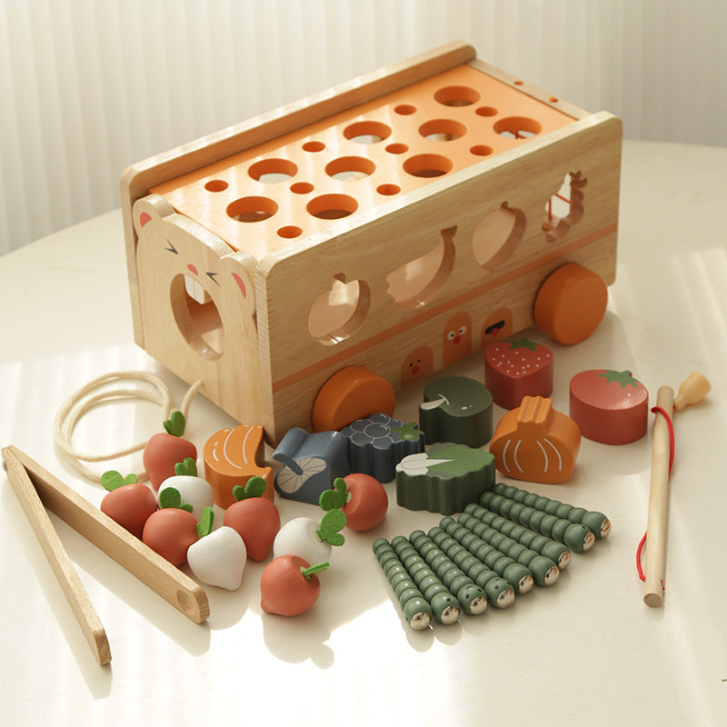 上面の穴あそび面と周囲のパーツが見える木製フィーディングトロリーの俯瞰写真
