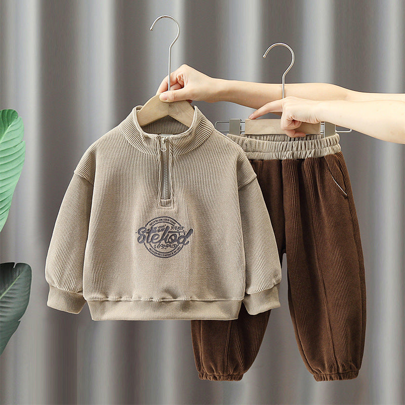 カーキカラーの長袖プルオーバートレーナーとロングパンツ上下セット
