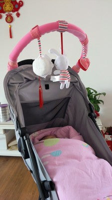 ベビーカー用アーチトイ ピンク（ベビーカーおもちゃ）室内での使用イメージ
