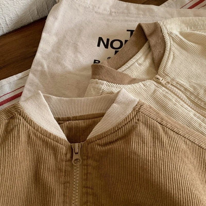 ベージュとカーキの子ども用コーデュロイジャケットの襟元とジッパーディテールアップ
