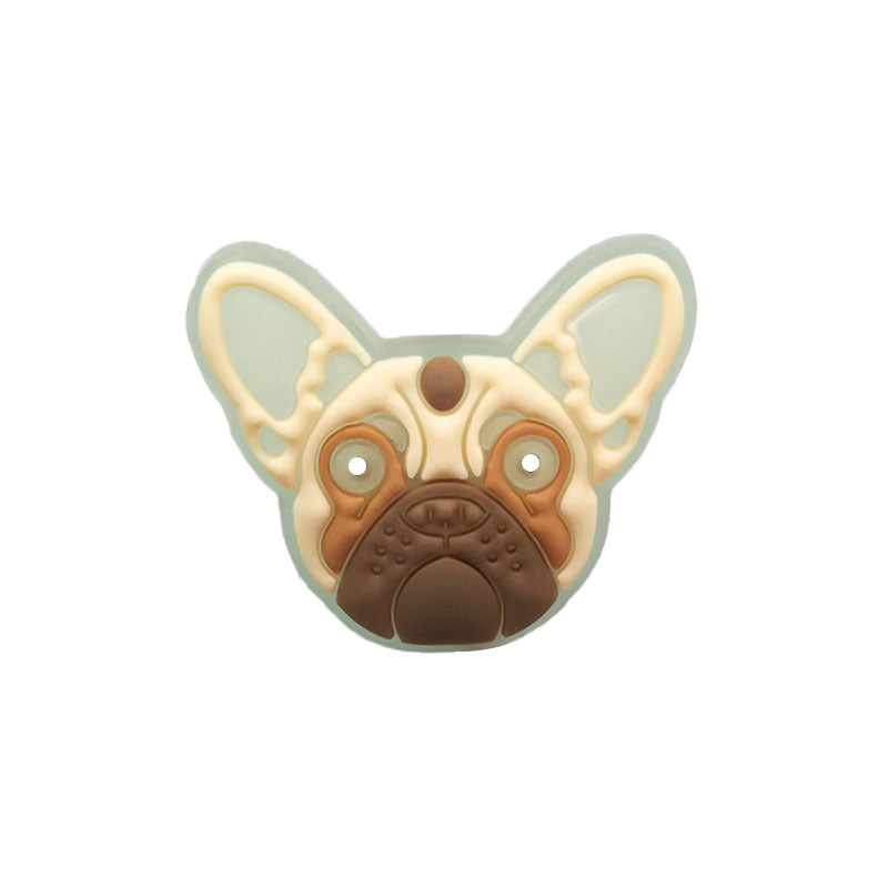 たれ耳が特徴的な丸顔の犬モチーフシューズチャームを正面から撮影した商品画像
