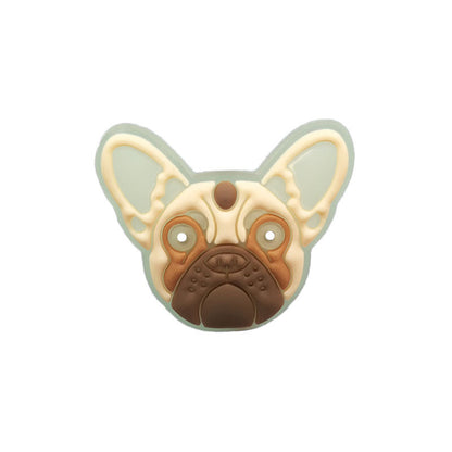 たれ耳が特徴的な丸顔の犬モチーフシューズチャームを正面から撮影した商品画像
