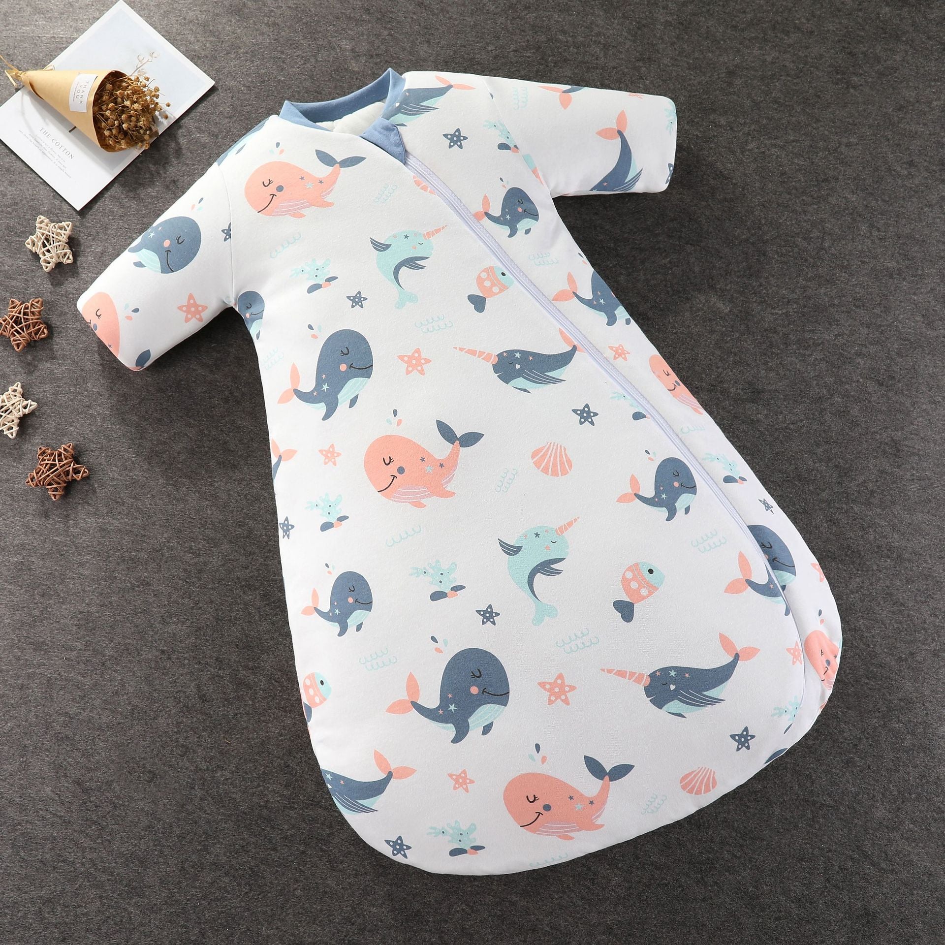 プラネット柄のベビー用着る寝袋の胸元と柄アップ
