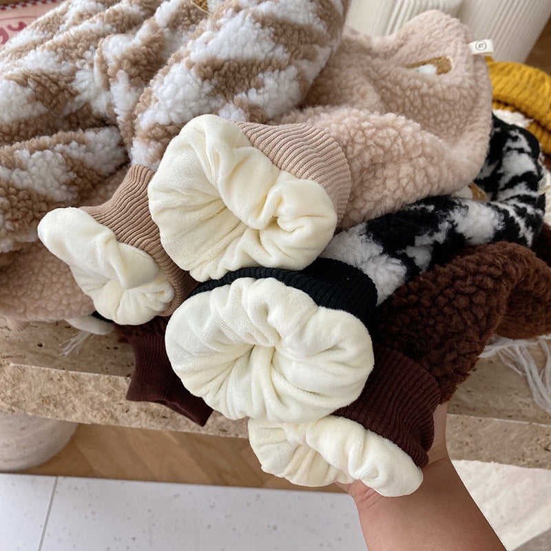 子どもが座ったり走ったりしやすいシルエットのラムウール風ロングパンツ
