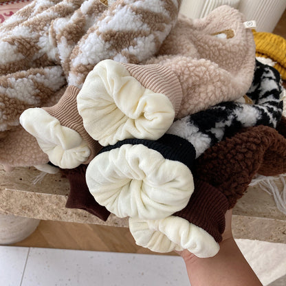 子どもが座ったり走ったりしやすいシルエットのラムウール風ロングパンツ
