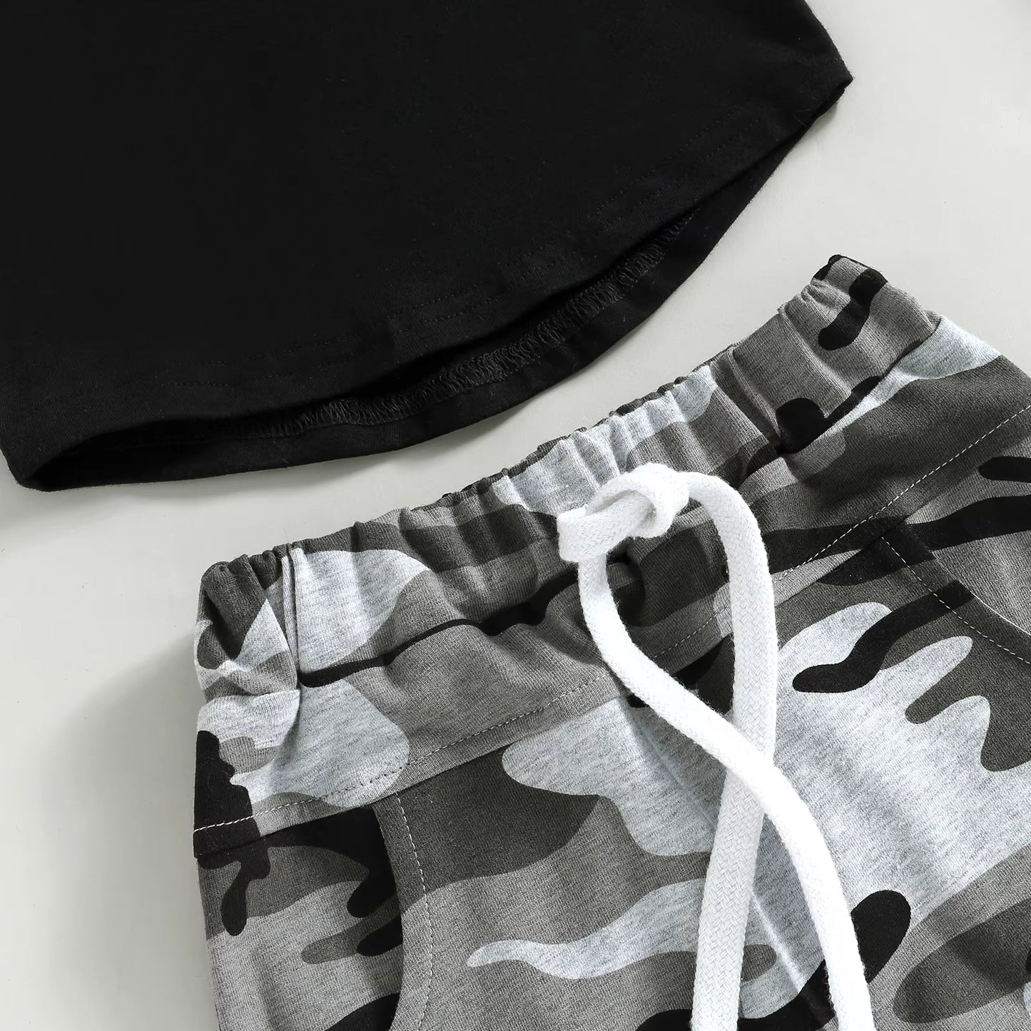 動きやすさとクール感を両立する 男の子フード付きノースリーブベスト＆迷彩ショートパンツ セットアップ コットンニット 70~110cm