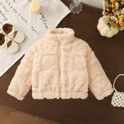 ベージュとピンクの2色展開を見せる子ども用フリースジャケットの並び写真
