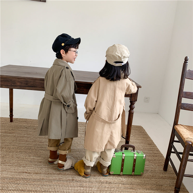 後ろ姿がすっきり見える子どもロングコートバックスタイル
