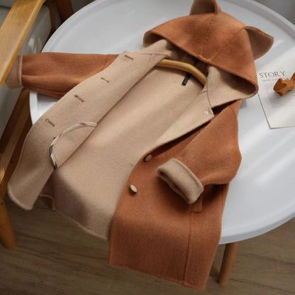 フード部分のフォックス耳デザインが分かる子どもコートのクローズアップ
