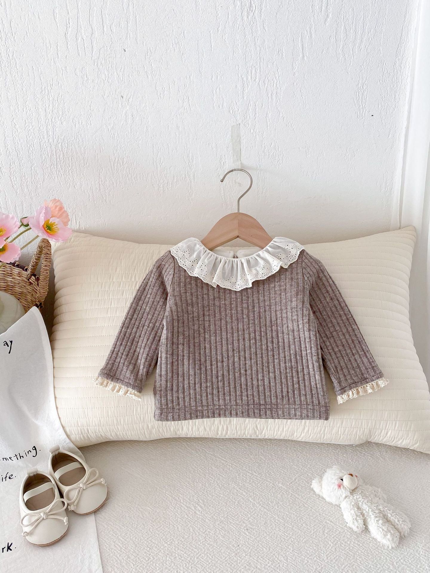 袖口のシルエットが分かる女の子長袖トップス ディテール写真
