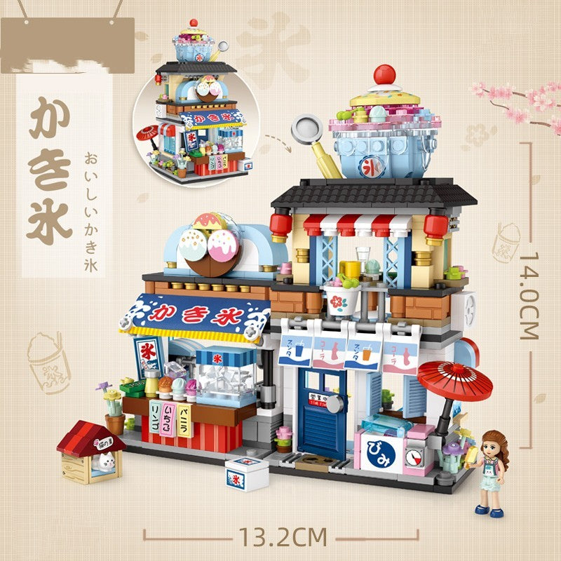 かき氷屋台をテーマにしたミニブロックセット。巨大なかき氷の看板、赤白ストライプの屋根、青い引き戸の店舗、氷マークののれん、2階建ての木造風デザイン、カウンターに並ぶシロップや道具、紙提灯、赤い和傘、小物フード、女性フィギュア付き。夏祭りの屋台風仕上げで細部まで再現された知育ビルディングトイ。サイズ13.2×14.0cm。
