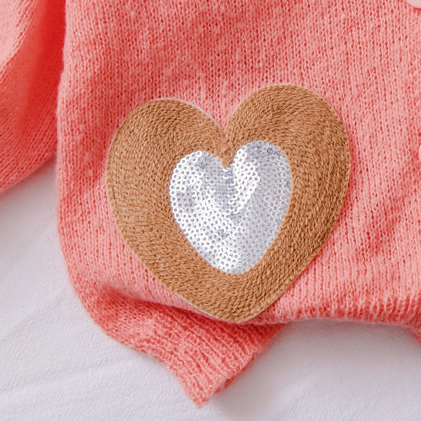 大きなハートモチーフが付いた女の子用ニットカーディガンのフロントデザイン
