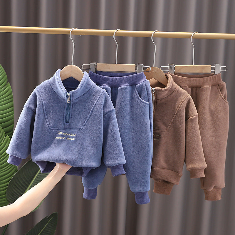 ポリエステルベルベット素材の長袖セットアップ
