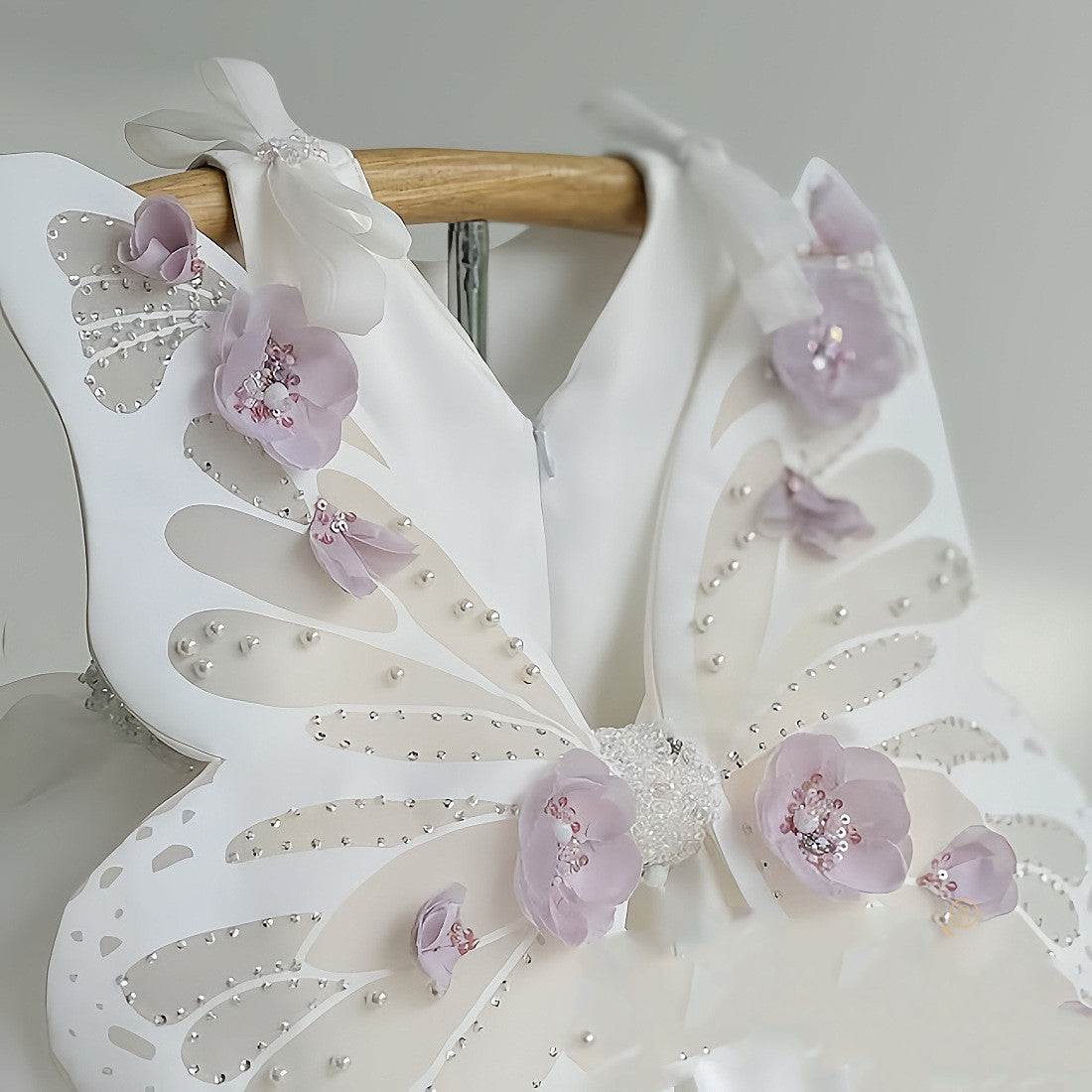 蝶の羽デザインのプリンセスドレス
