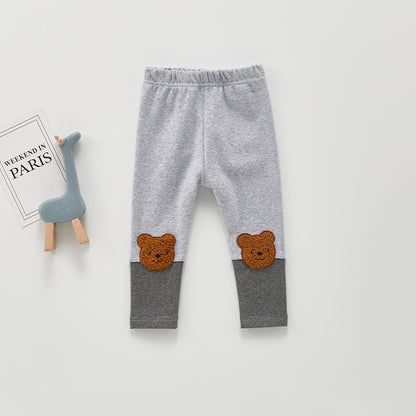 ライトグレーのコットンロングパンツは普段着に使いやすい落ち着いたカラー
