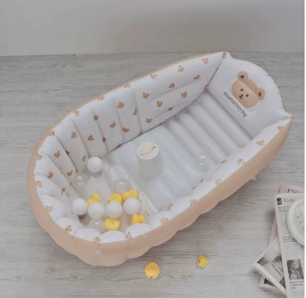 内側がホワイト、外側がライトグレーになった空気式ベビーバスを横から撮影し、落ち着いたカラーリングを見せた写真（グレーカラー室内ベビーバス）
