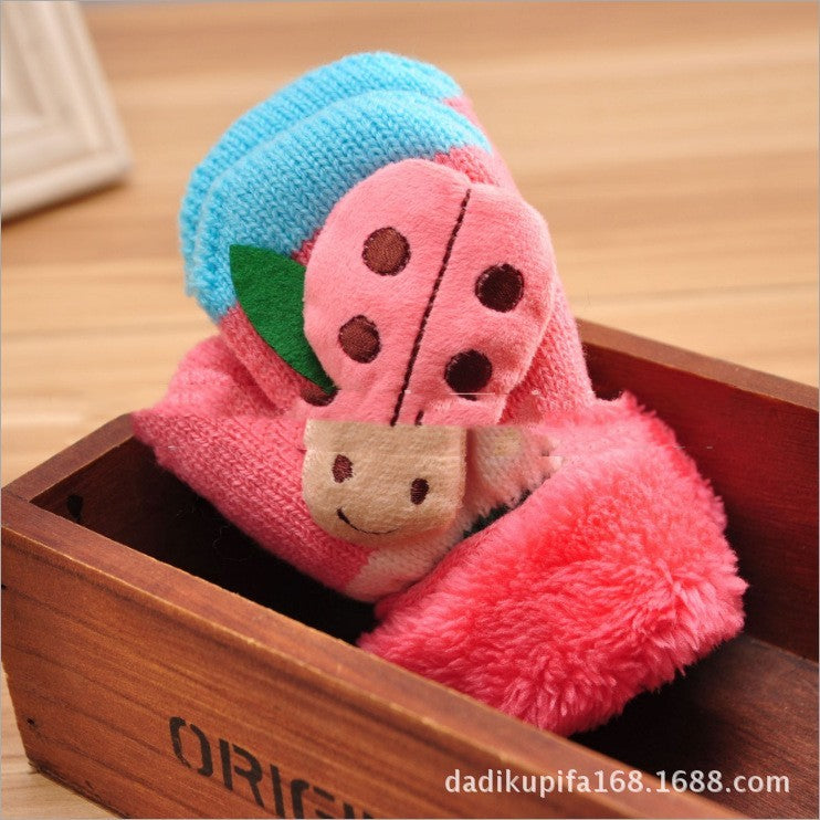 ピンクカラーのベビー手袋クローズアップ
