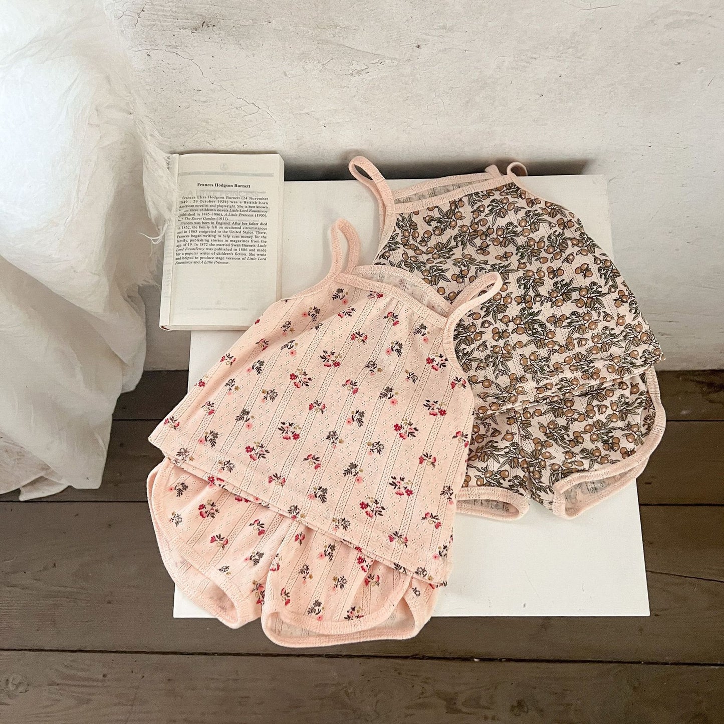 さらっと薄手で夏に涼しい 子どもキャミソールパジャマ上下セット デンマーク風フラワー&カートゥーン柄 コットン 66~100cm