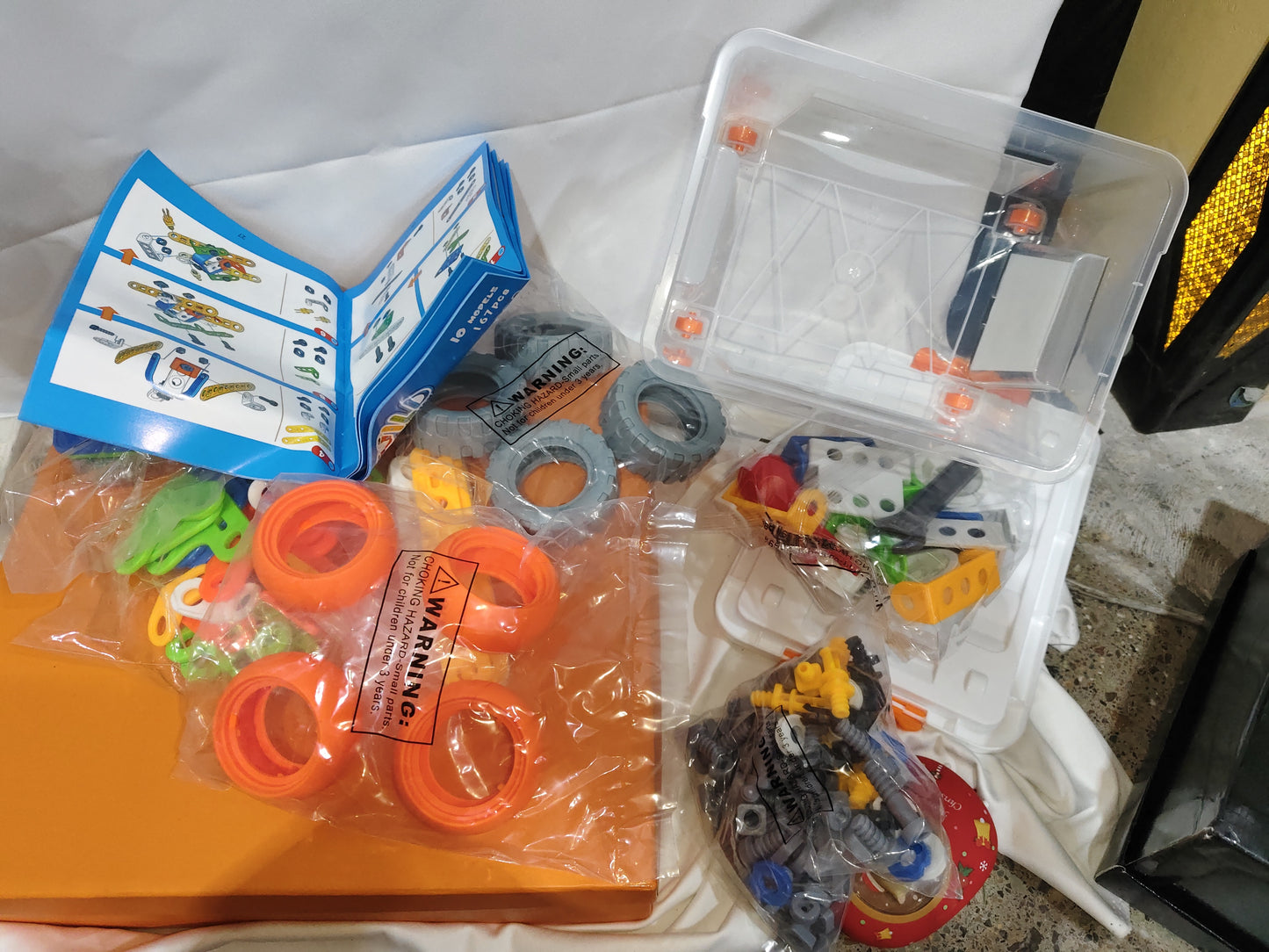 袋入りパーツと説明書が見える実物セット内容の写真
