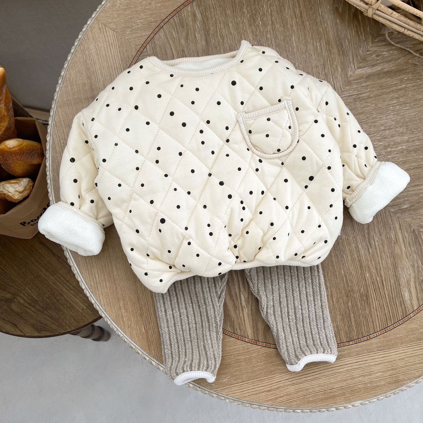 ベージュカラーのふんわりキルティングベビージャケット前面デザイン

