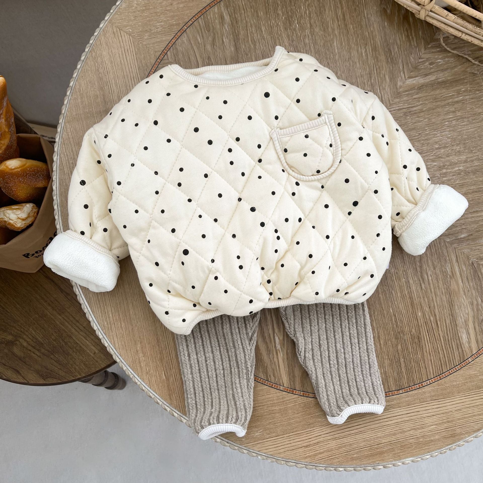 ベージュカラーのふんわりキルティングベビージャケット前面デザイン
