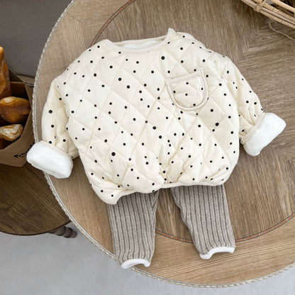 ベージュカラーのふんわりキルティングベビージャケット前面デザイン
