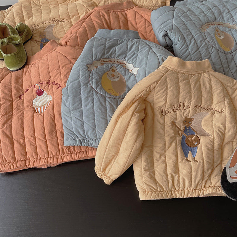 キルティングステッチが入った男の子用プラッシュジャケット正面
