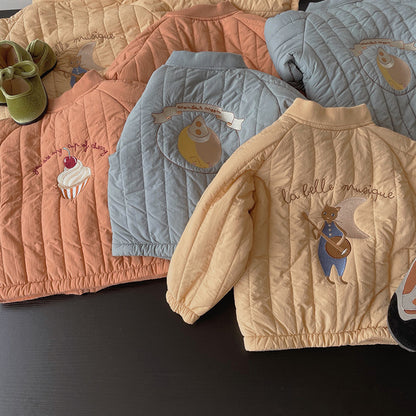 キルティングステッチが入った男の子用プラッシュジャケット正面
