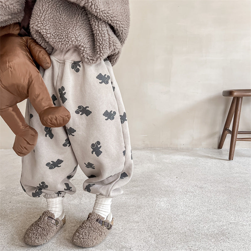 くま柄プリントのディテールがよく見えるキッズパンツ生地の接写
