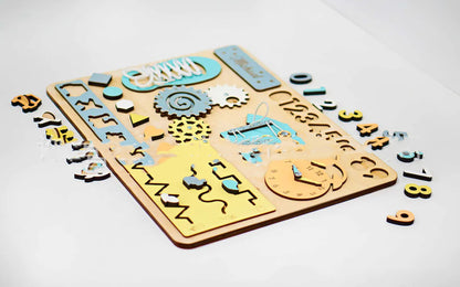 数字プレートを指でなぞる練習シーン
