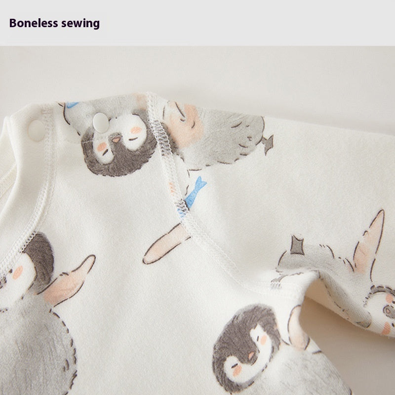 袖の切り替え部分とペンギンプリントが見える長袖トップス袖周りのクローズアップ
