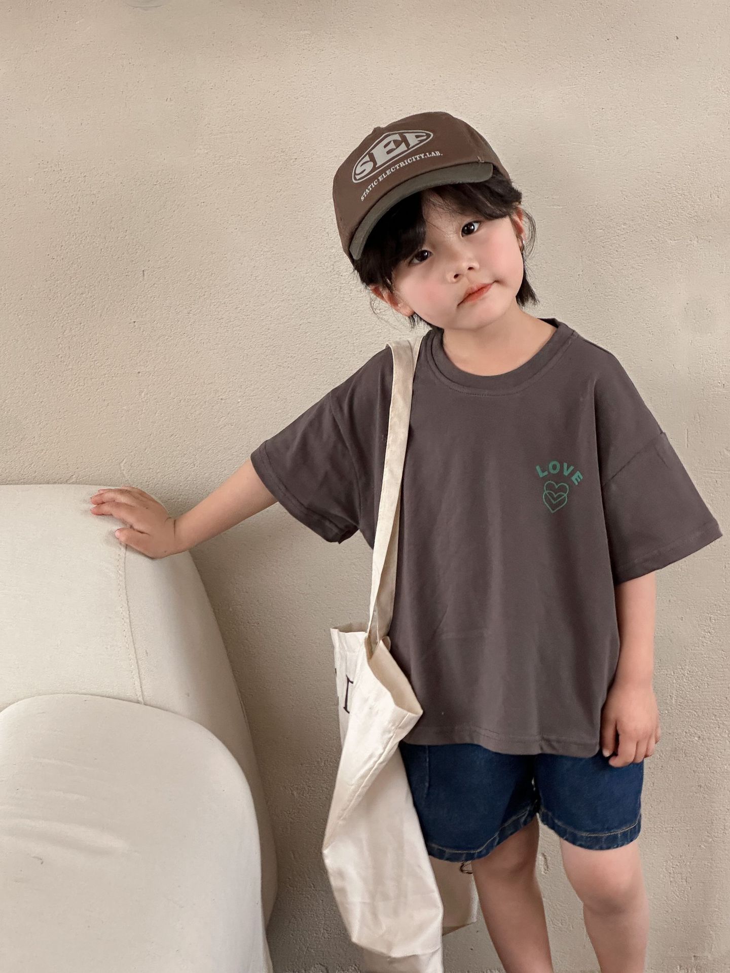 ダークグレーの子ども半袖Tシャツ 正面の着用イメージ
