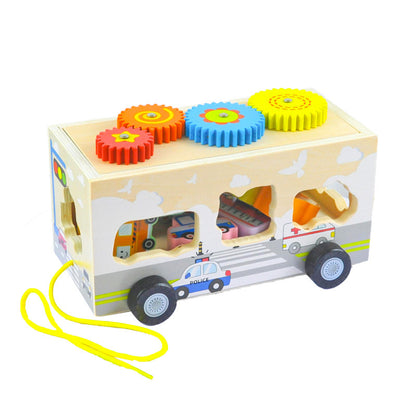 信号や車などのモチーフが描かれたブロックを乗せた木製トラフィックトレーラーおもちゃの全体が写っている画像
