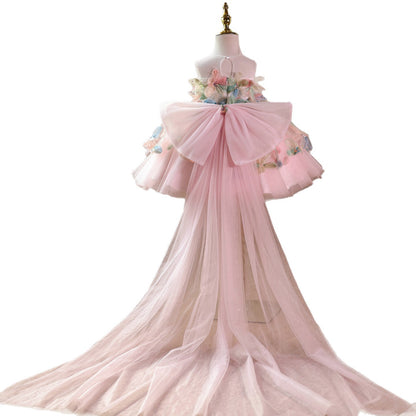 取り外しトレーンを付けたバックスタイルがわかるプリンセスドレス
