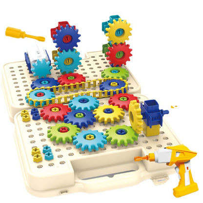 「3D variety shapes build as you like it」の文字とともに、立体ギアタワーや平面模様などさまざまな作品例を載せたギアボードとドライバーのイメージ
