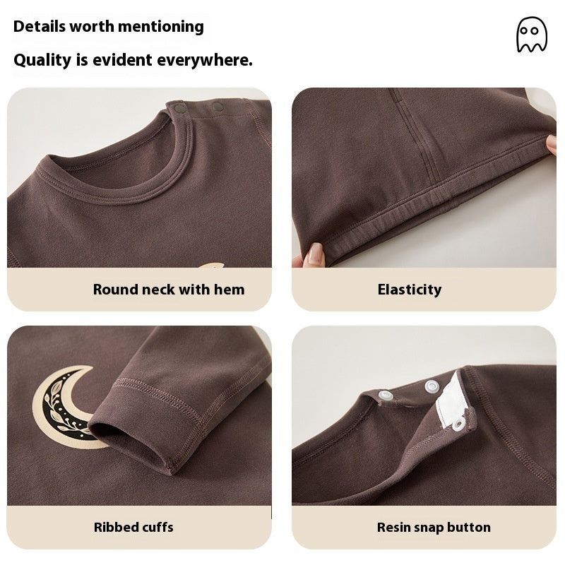 ブラウンカラーの月モチーフ長袖トップスの丸首・裾・袖口リブ・肩スナップボタンを4分割で見せたディテール画像
