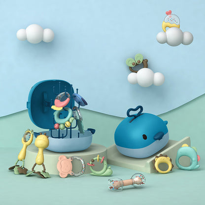くじら収納ケースと歯固めラトルの使用イメージ かわいい世界観のビジュアル
