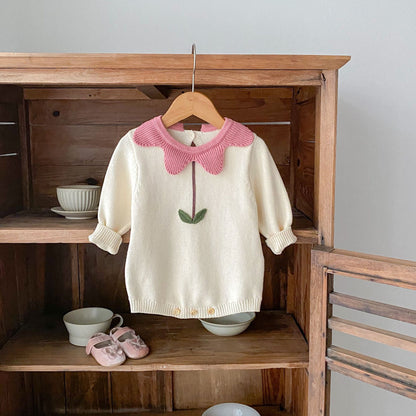 ハンガーにかけられたコットンニットのお花襟長袖ボディスーツ全体写真
