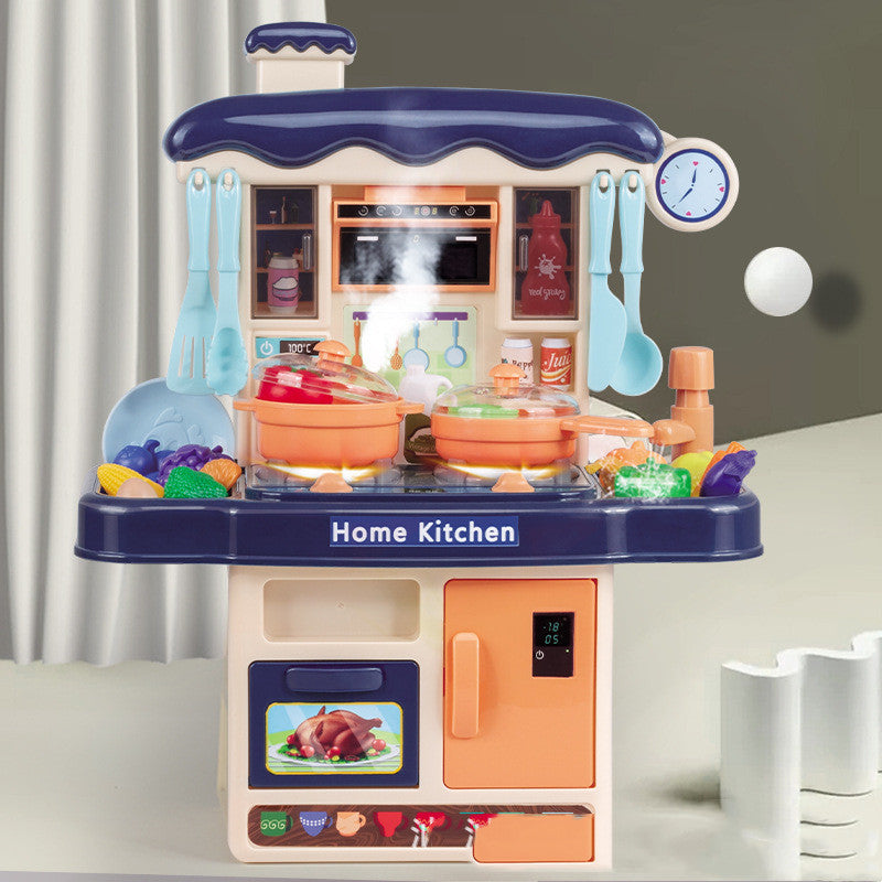 グリーン背景のスタジオで撮影された青い屋根のおままごとキッチン。横に調理器具のアクセサリーボードと商品箱が並び、セット内容が一式見える。
