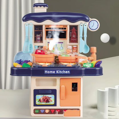 グリーン背景のスタジオで撮影された青い屋根のおままごとキッチン。横に調理器具のアクセサリーボードと商品箱が並び、セット内容が一式見える。
