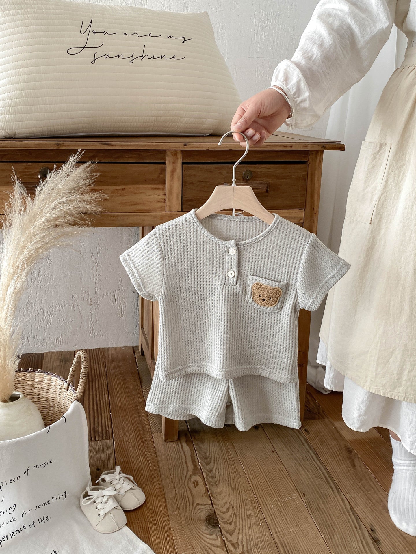 さらっと涼しく毎日コーデが整う 子ども半袖上下セット くまワッペン付きワッフル調 コットン素材 73~110cm