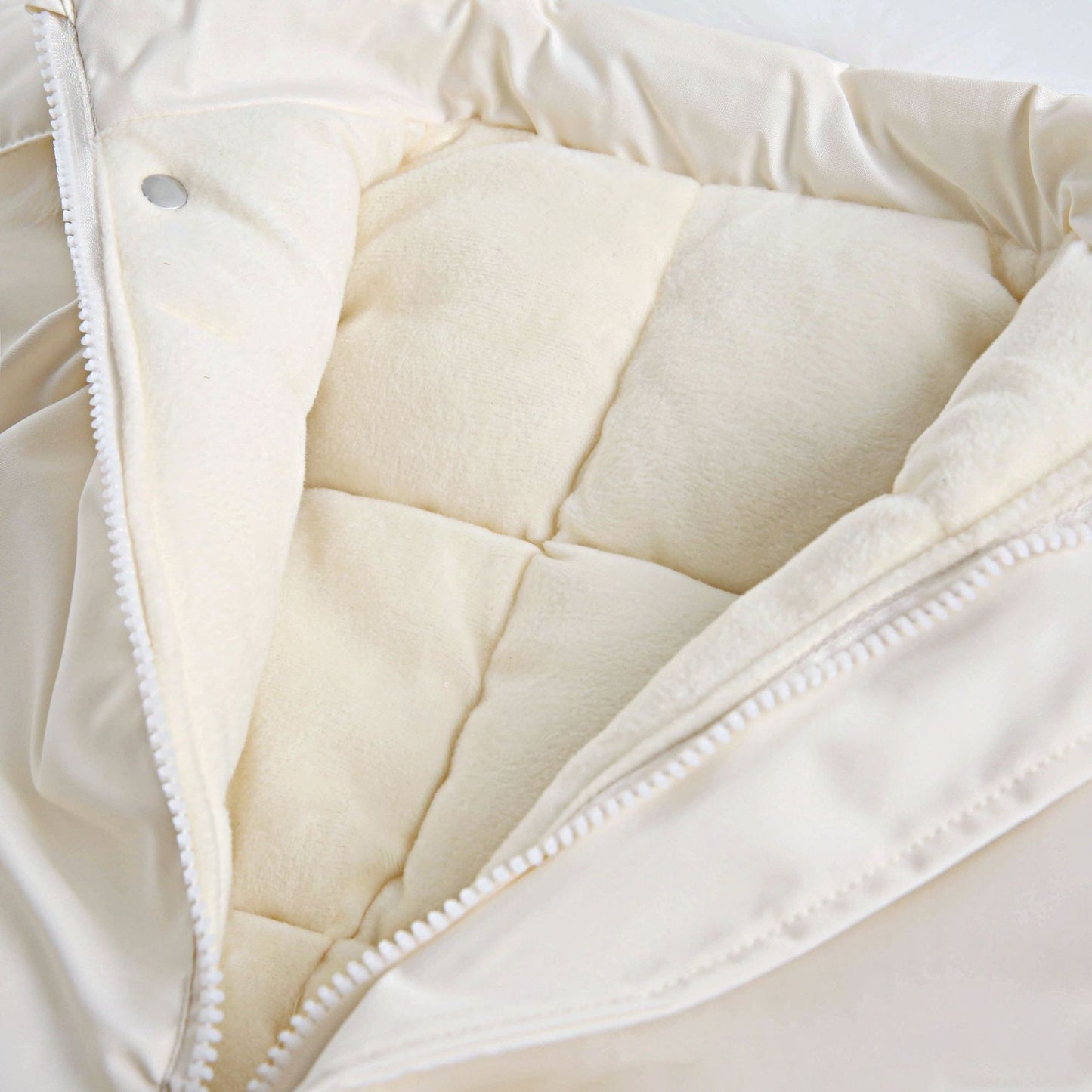 ヨーロピアンスタイルのベビーウェア ピンクとホワイトのカラーバリエーション
